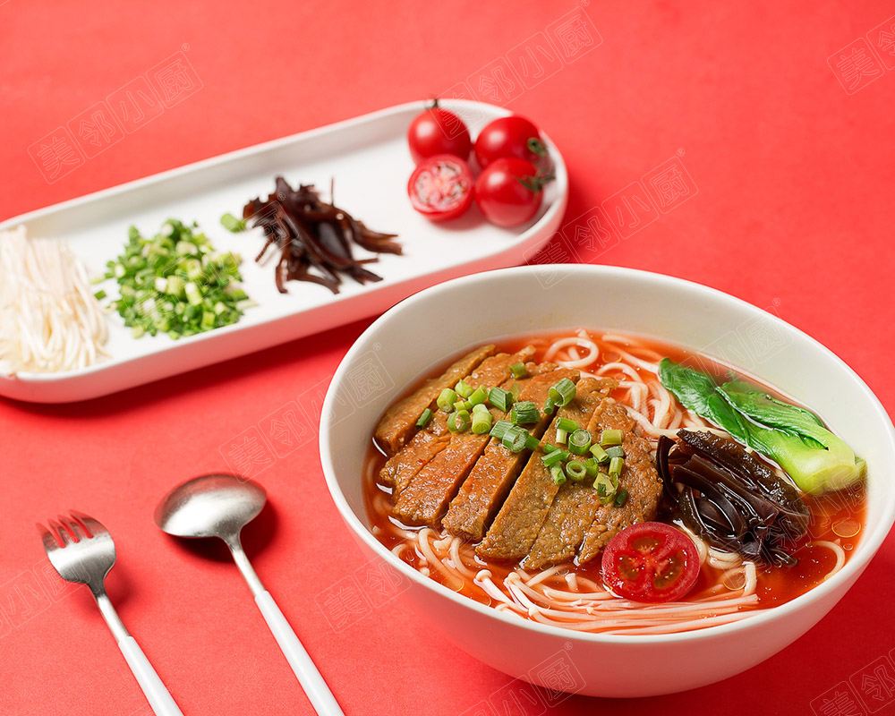 特制番茄湯搭配純正牛排， 微酸微甜